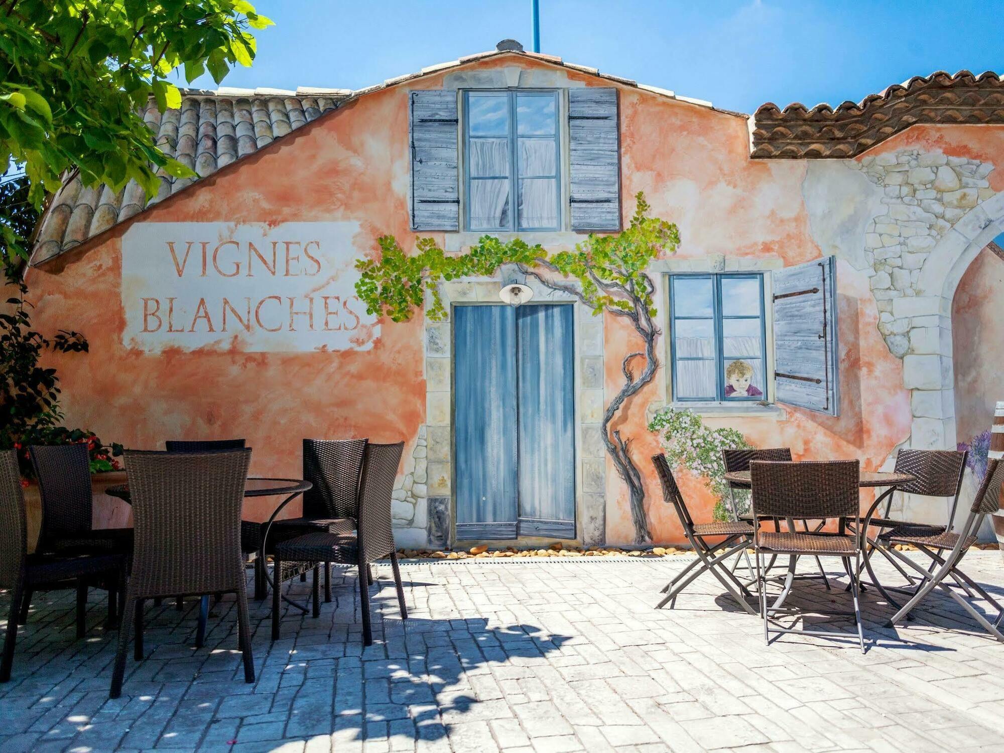 Logis Vignes Blanches*** Hotel Cosy Et Restaurant De Terroir Beaucaire  Εξωτερικό φωτογραφία